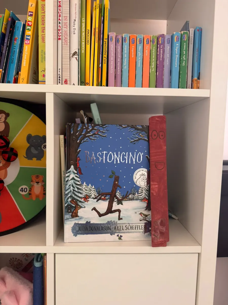 Libreria con libri illustrati per bambini, tra cui Bastoncino di Julia Donaldson