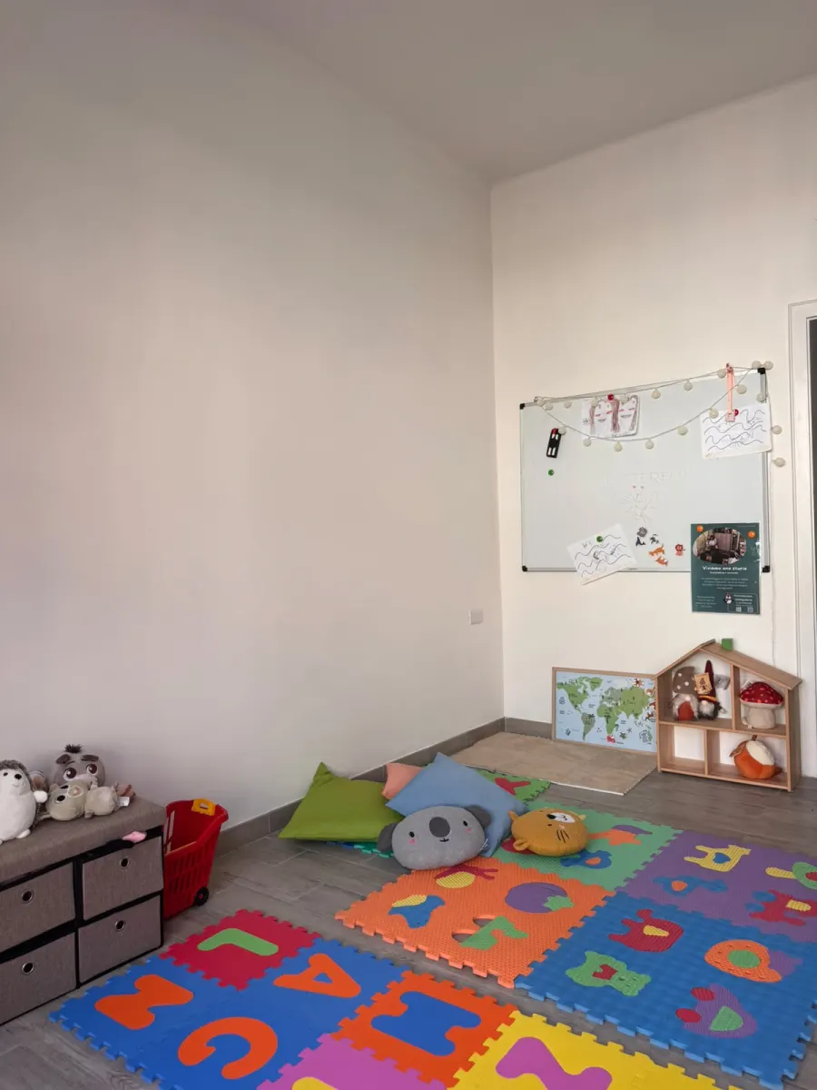 Tappeto puzzle con lettere e numeri, cuscini morbidi, lavagna e casetta con peluche